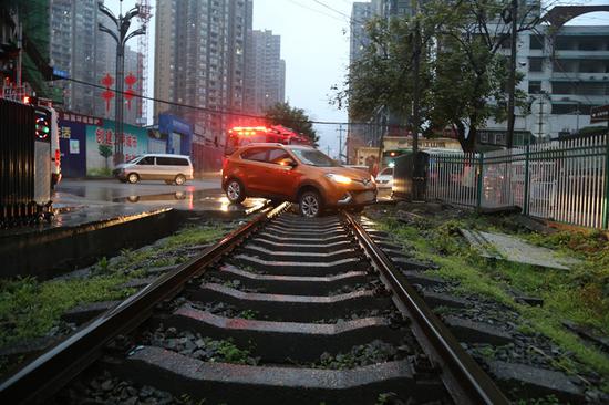 轿车跟导航走被困铁轨 而火车就要来了
