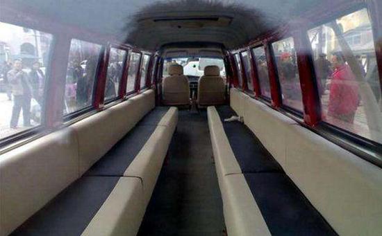 长长的两条座椅，容纳20人也轻轻松松毫无压力相当实用。