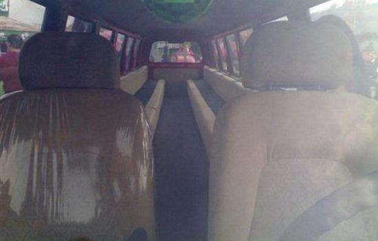 内部是两排座椅，出去主副驾驶，还可以坐20个人左右，十分实用。