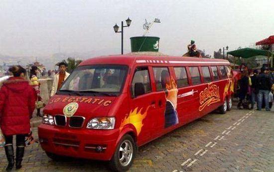 但你见过加长版的面包车吗？国内就曾出现过这样一辆加长版东风小康，一辆不到5万的面包车，却被改装出了百万豪车的感觉。