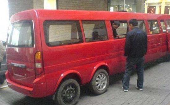 为了提高承载力，尾部还加装了两个轮子，东风小康的发动机应该也改装过，要不然承受不了这样的长度。