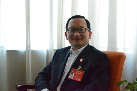 　　全国人大代表、陕西法士特集团公司首席技能培训师曹晶