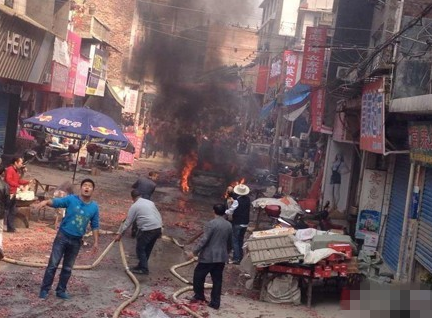 男子提车很兴奋 放鞭炮庆祝把车窗炸碎了