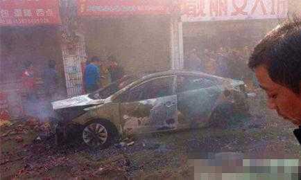 男子提车很兴奋 放鞭炮庆祝把车窗炸碎了