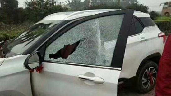 男子提车很兴奋 放鞭炮庆祝把车窗炸碎了