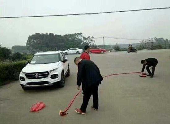 这不，有一位小伙子刚刚提了一台宝骏510，也想着放鞭炮来庆祝一下。