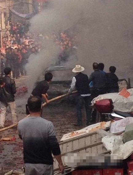 虽然街坊邻居在第一时间上前帮忙一起扑灭了明火，但由于火势发展的太快，整台车已经变成了一堆废铁。