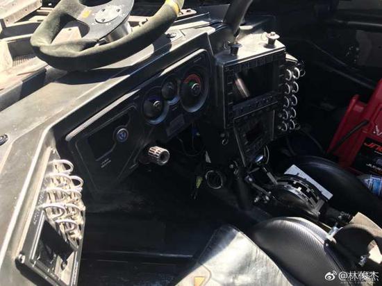 这种蝙蝠战车似乎很受明星们青睐。最有名的就是周杰伦那辆1300万的战车。