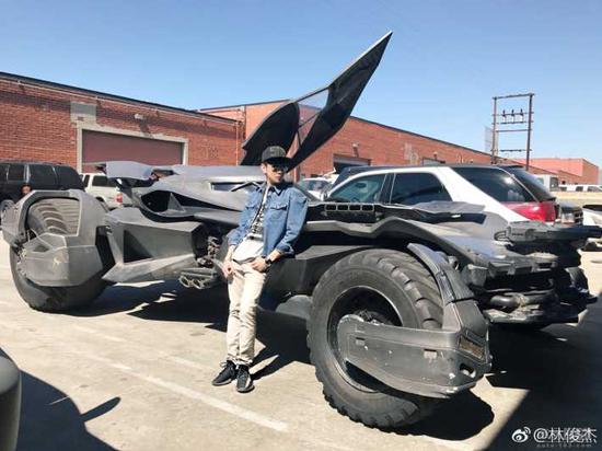 这辆霸气的蝙蝠战车底盘高、体型大。