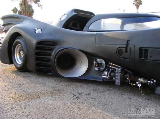 为了拍摄蝙蝠侠的电影，蒂姆导演一共造了5辆蝙蝠车，而这5辆原版的“道具车”早已被拍卖。所以，周杰伦只能买到高品质的仿制品