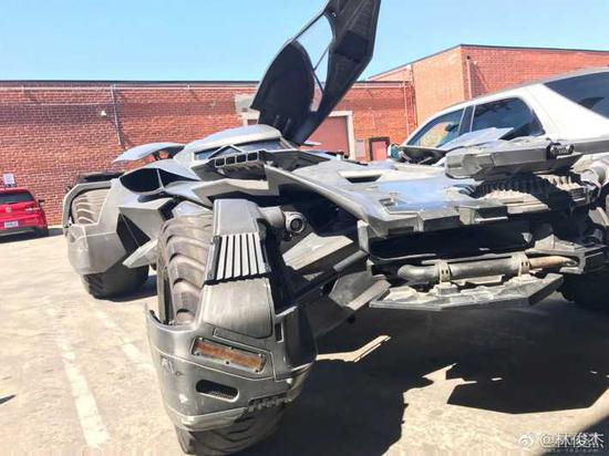 当然也有网友说，车子看起来很帅，但是这也太脏了。