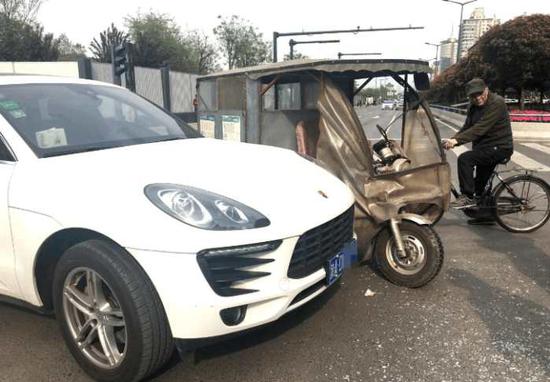 三轮闯红灯撞保时捷只赔200 车主：不想要