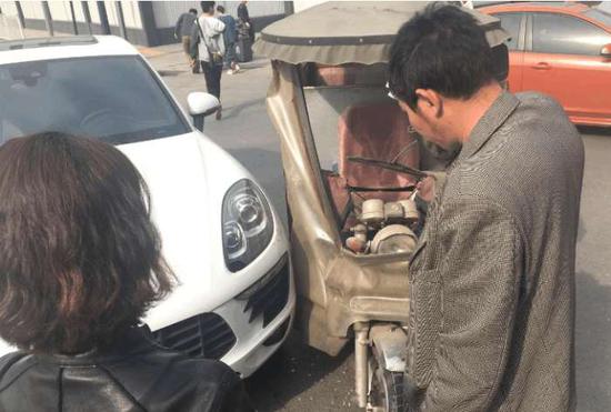 三轮闯红灯撞保时捷只赔200 车主：不想要