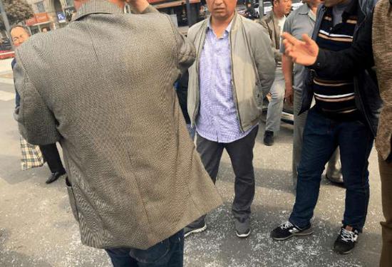 三轮闯红灯撞保时捷只赔200 车主：不想要