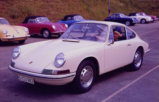 &nbsp;&nbsp;&nbsp;&nbsp;&nbsp;&nbsp;&nbsp;保时捷的外观不同于兰博基尼极具侵略性，看起来不友善的设计风格，反而追求流畅呆萌的艺术效果。
