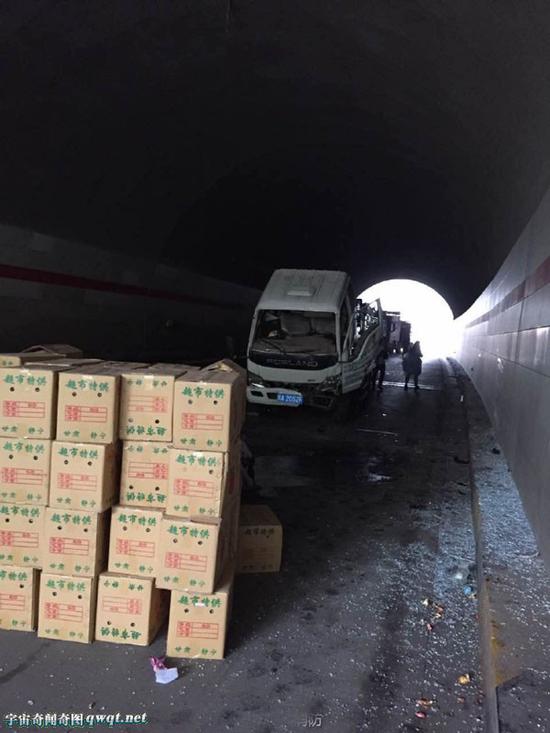 西安包茂高速西柞段5公里路段23车相撞 1死4伤