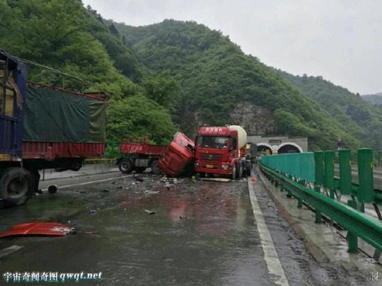 西安包茂高速西柞段5公里路段23车相撞 1死4伤