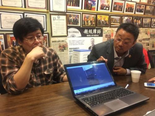程吉米(左)在展示自己获得的视频资料。(美国《世界日报》记者黄伊奕/摄影)