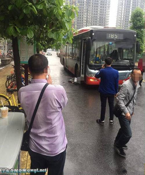 四川女子穿高跟鞋追公交 摔倒后遭碾压身亡