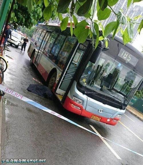 四川女子穿高跟鞋追公交 摔倒后遭碾压身亡