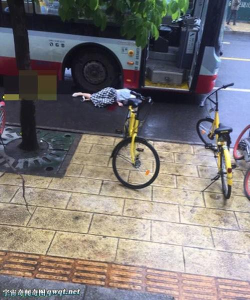 四川女子穿高跟鞋追公交 摔倒后遭碾压身亡