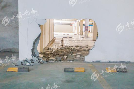 现场地面洒落不少砖头。