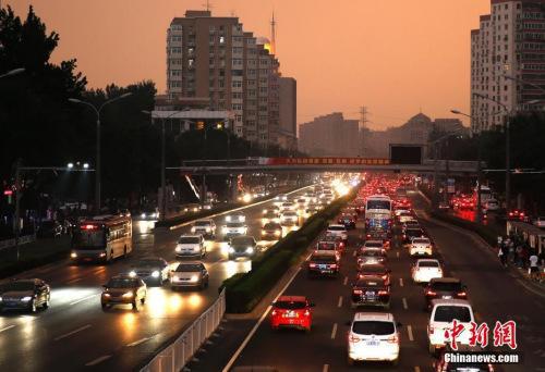 资料图：北京一条道路上出现拥堵状况。中新社记者 刘关关 摄