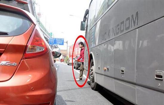   在超越同向行驶的汽车时一定要注意它的前部，因为有可能正在避让行人。 &nbsp;&nbsp;