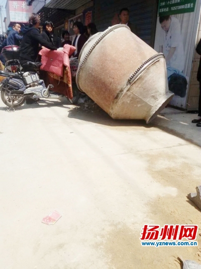 被撞飞的搅拌桶永富摄