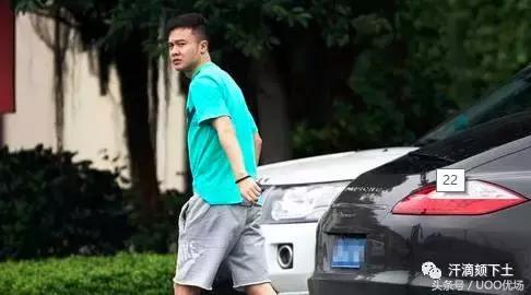 渐渐淡出公众视线的冯仁亮，座驾是和郑智同款的保时捷Panamera