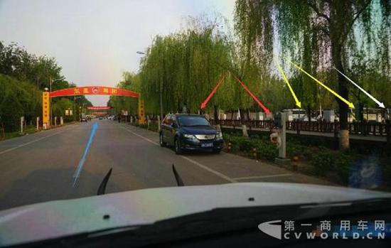 蓝色箭头；蟹岛路向东