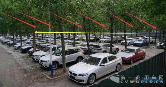 黄色箭头：为北京天马通驰汽车租赁有限公司，运营的100余台安凯“安凯HFF6111K10EV型电动大巴”停放区域