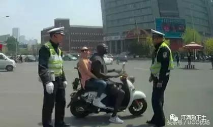 因为违反交规被警察教育的天津泰达外援迪亚涅