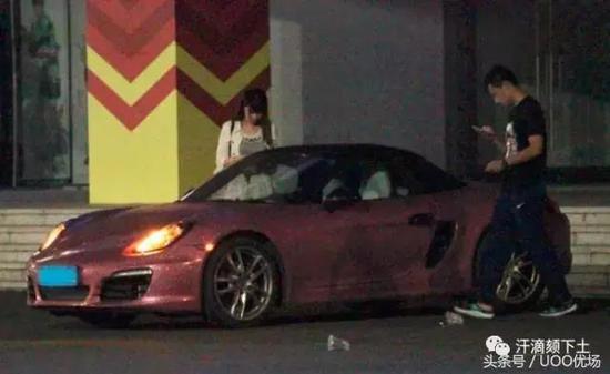 这辆粉色的保时捷Boxster经常在各类新闻中出镜，据说此车是当时郜林送与当时还不会开车的女友王晨的礼物。