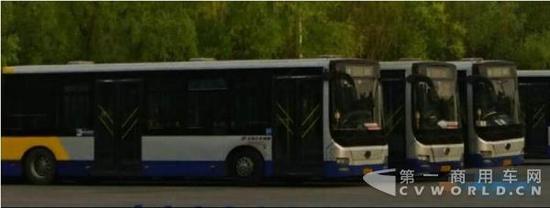 由北京公交运营的福田柴油公交车，全车可搭载164名乘客、1名驾驶员和1售票员，并配置26座位。