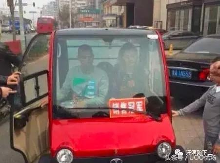 前巴西国脚，山东鲁能外援塔尔德利。上面夹着的“销售冠军”牌子是几个意思