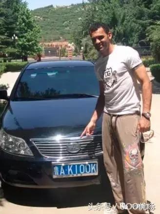 在中国效力多年的安塔尔和他的比亚迪F6，不要觉得车价不高，至少人家还有车，下面出场的就是“屌丝”电驴大队