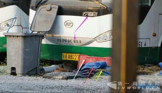 蓝色箭头：不能判断是否存放杂物的垃圾桶盖板翻起