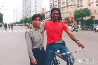 前杭州绿城外援瓦伦西亚，15年前酷爱骑着28大驴走街串巷