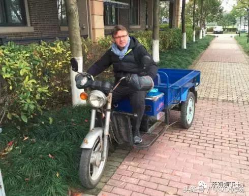 特鲁西埃，先后执教过深圳和杭州绿城，现任重庆力帆青训总监。骑三蹦子这是要去送快递么？