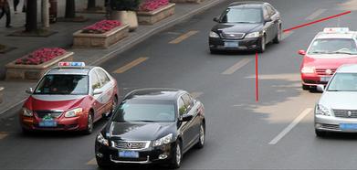 老司机开车为何都是“让速不让道”？