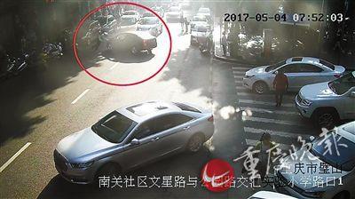 ▲交巡警正在拦车