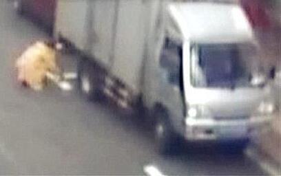 
　　随即，民警将这名女子带回到了派出所了解情况，结果令在场人哭笑不得。