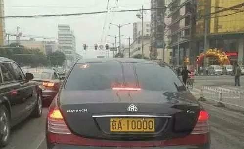 三辆不同的豪车, 挂了同一车牌, 为什么交警说没问题？