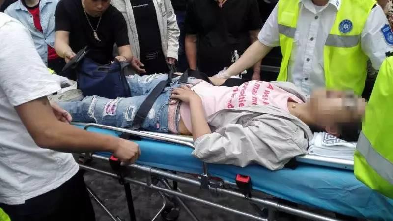 离奇车祸！女子下车后竟被自己的车给撞了！