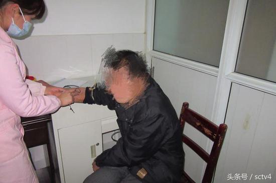 我们民警到现场之后, 这个犯罪嫌疑人正在准备修 车 正在把车子交给修理厂 让他们拿去维修, 民警立 即将犯罪嫌疑人控制。