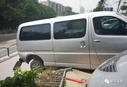 车身悬空2米 郑州一面包车倒出“绝技”