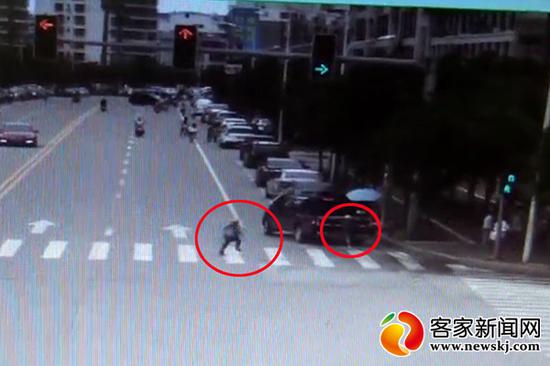 　　监控视频显示，一名小学生在红灯情况下冲向皮卡车，此时，另一名小孩已攀爬到皮卡车的后拦板上。