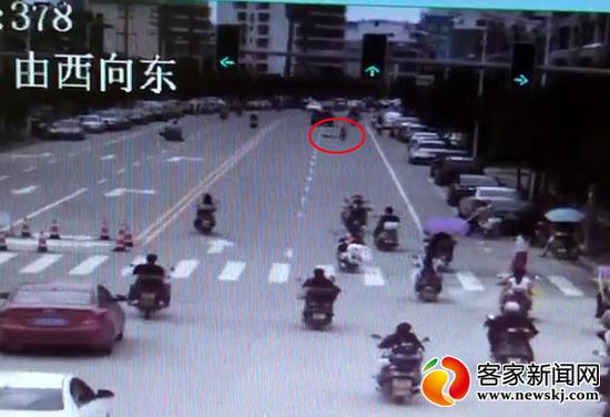 “熊孩子”蹭车“挂”在汽车后方