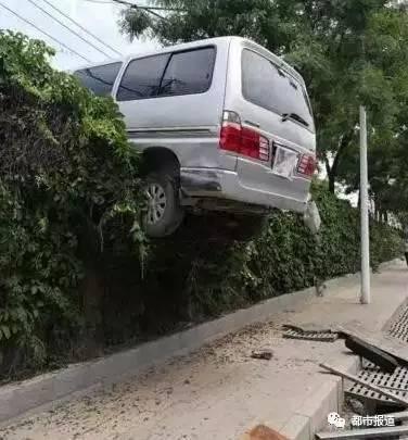 车身悬空2米 郑州一面包车倒出“绝技”